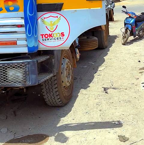 Camion aux couleurs de Tokoos Services